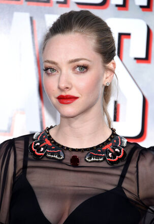 Amanda Seyfried Mind-blowing Bosom Pictures