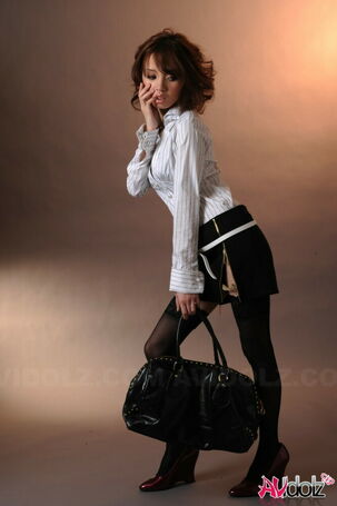 Asian stunner model Lina Aishima models non bare in