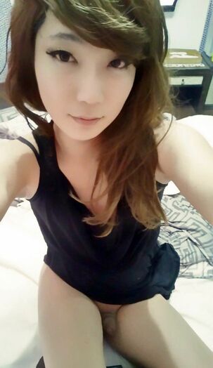Maiden asian t-girl flashes nude selfies
