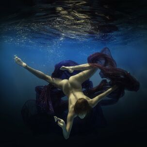 Обнаженные девушки под водой "
