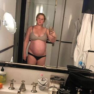 Meaty Stand Up Comedian Amy Schumer Bare & Intimate Selfies