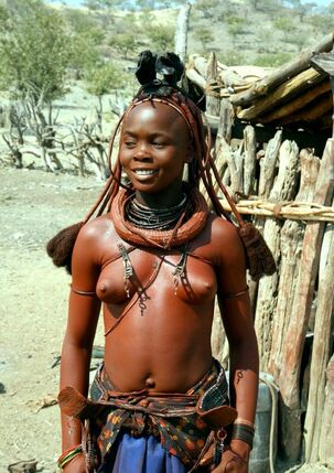 Bare tribe women, dark-hued african femmes sans bra