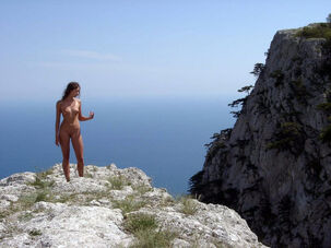 Nude teenage model in climb on Ai Petri