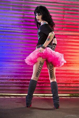 Colorific punk model Draven starlet in rosy tut flaunts her