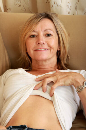 Mature wifey Susie showcases her teensy hooters and spreads